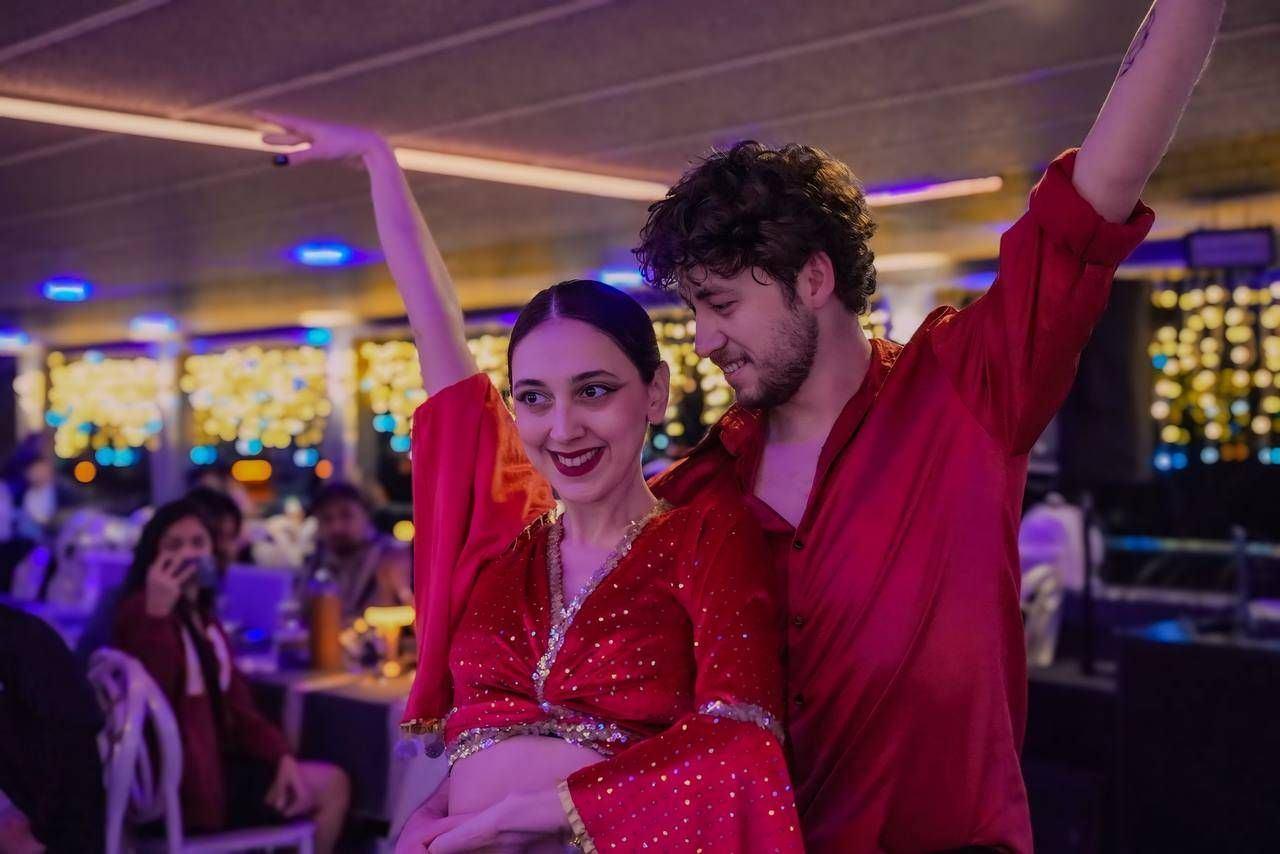 Boğaz’da Yılbaşı Gecesi: Özel Gösteriler, Sınırsız Yemek ve Alkol ile Unutulmaz Kutlama!-13