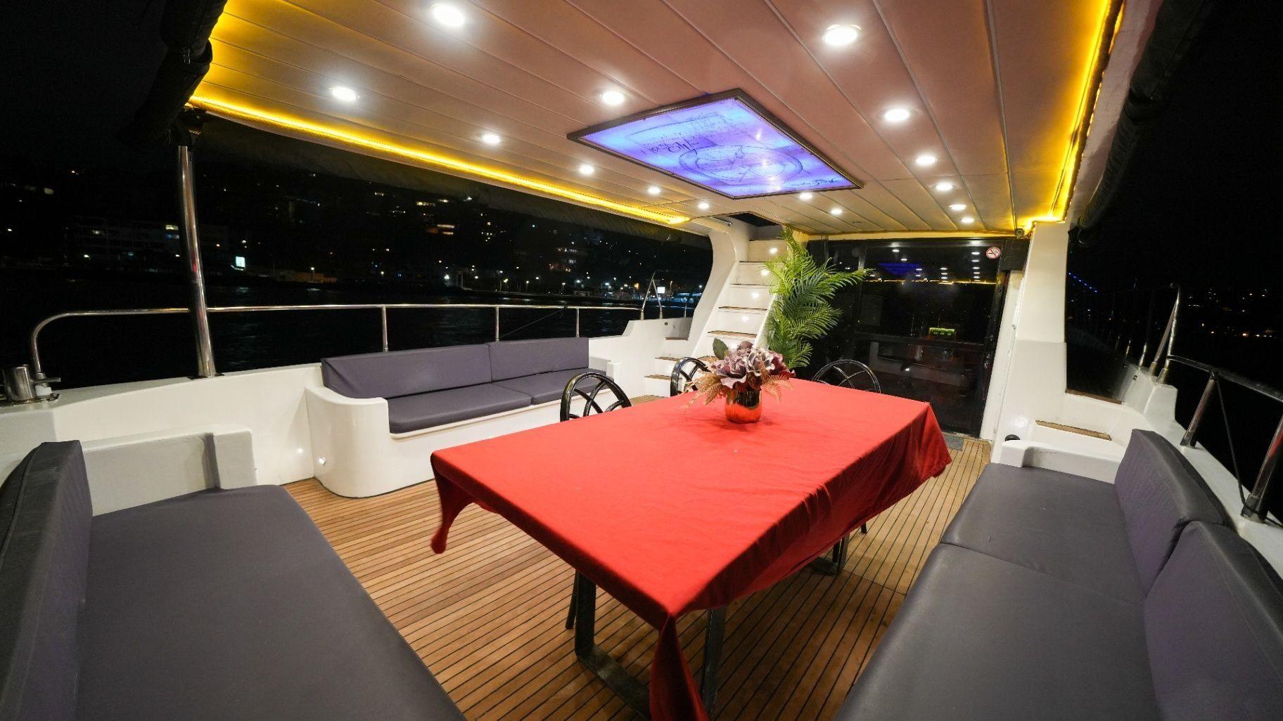 Istanbul Sunset Luxury Yacht Cruise with Snacks and Live Guide-13