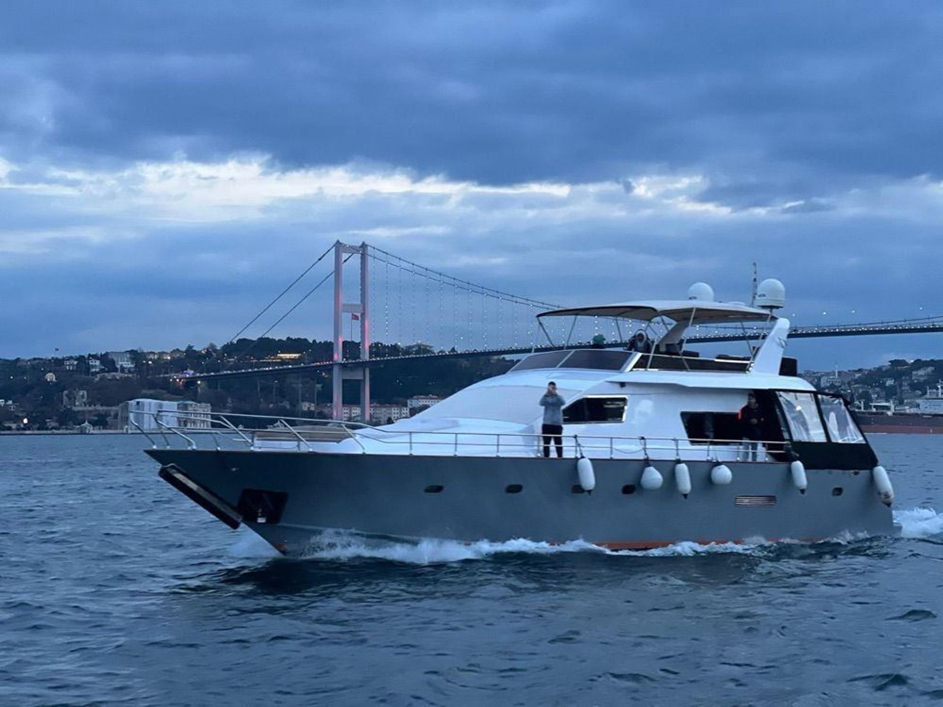 IFTAR TOUR ON THE BOSPHORUS WITH A LUXURY YACHT FOR 15 PEOPLE - photo 1