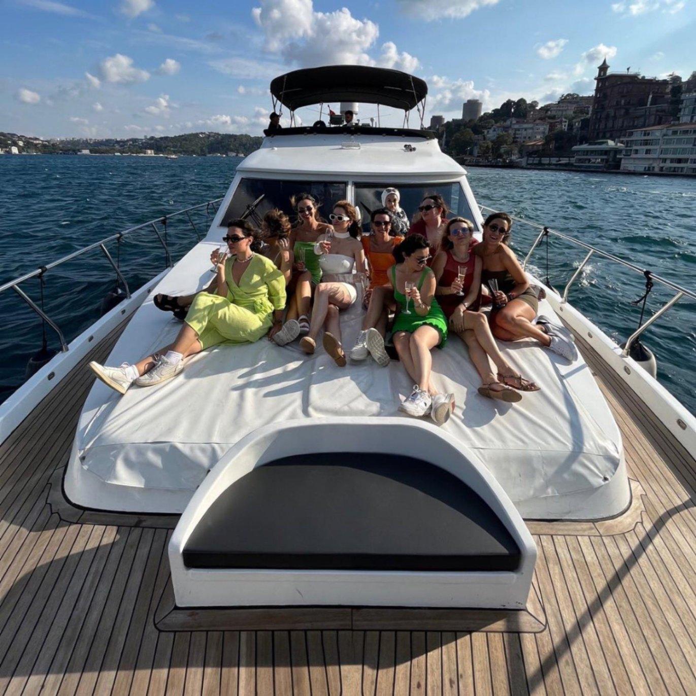 16:00 Go to Yacht with Small Groups with Snacks-0