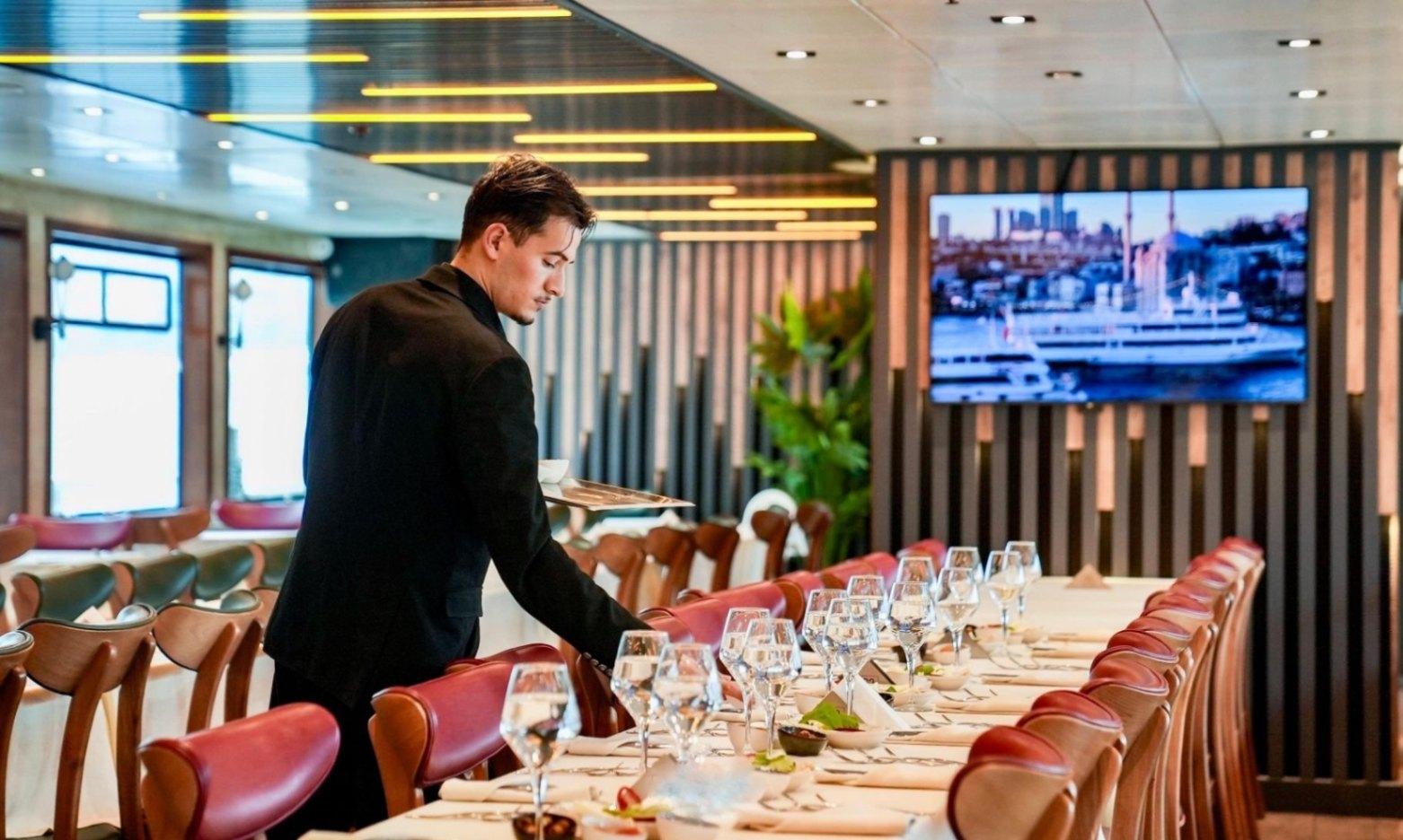 İstanbul Boğazı'nda 60 Farklı Çeşitten Oluşan Enfes Serpme Kahvaltı!-9