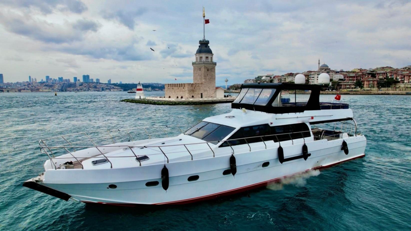 Istanbul Sunset Luxury Yacht Cruise with Snacks and Live Guide-12