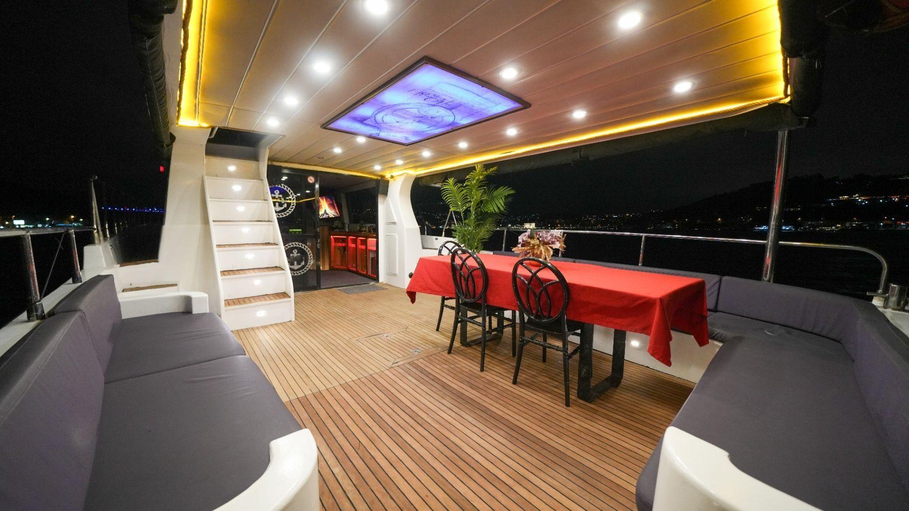 Istanbul Sunset Luxury Yacht Cruise with Snacks and Live Guide-11