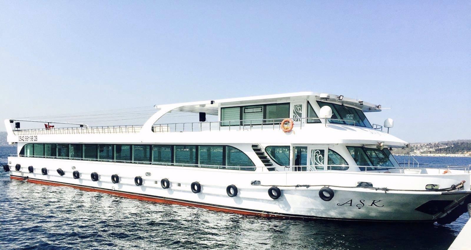 Boğaz’da Yılbaşı Gecesi: Özel Gösteriler, Sınırsız Yemek ve Alkol ile Unutulmaz Kutlama!-12