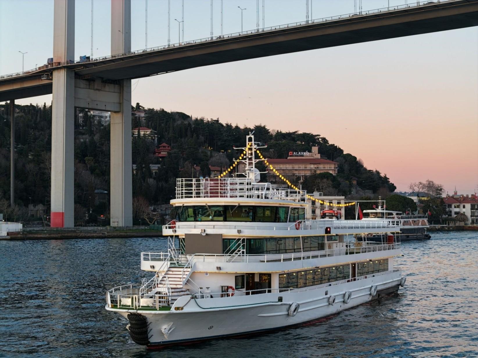 İstanbul Boğazı'nda 60 Farklı Çeşitten Oluşan Enfes Serpme Kahvaltı!-0