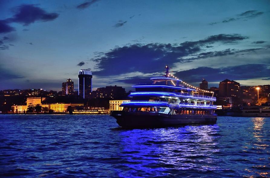 Iftar Tour on a Luxury Boat Departing from Üsküdar and Kabataş-2