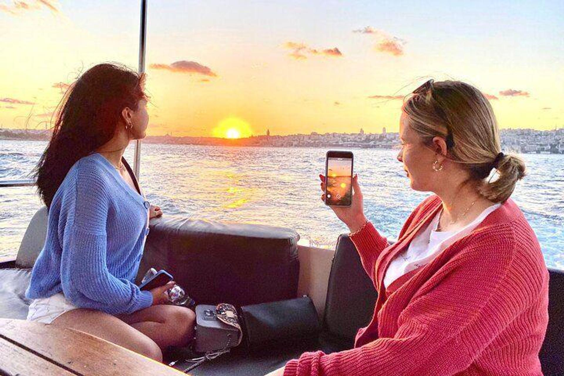 İstanbul Boğazında Atıştırmalıklar Ve Rehber Eşliğinde Lüx Yatta Gün Batımı Turu - photo 2