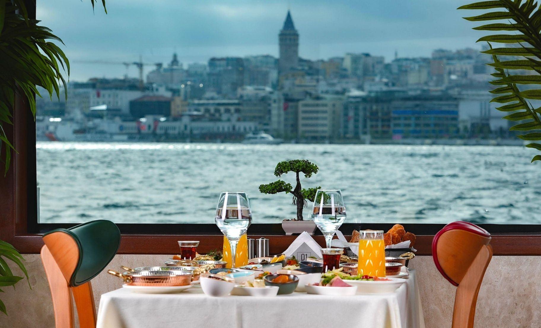 İstanbul Boğazı'nda 60 Farklı Çeşitten Oluşan Enfes Serpme Kahvaltı!-4