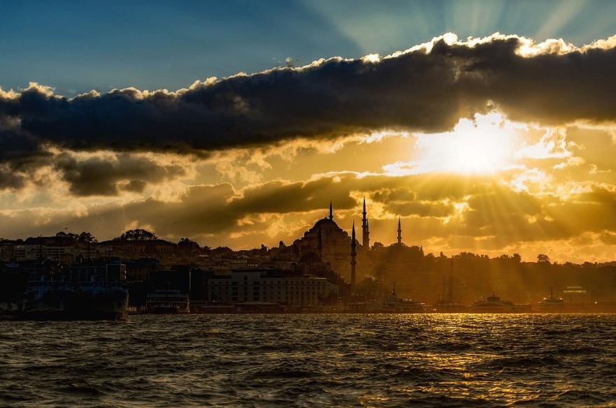 Iftar Tour on a Luxury Boat Departing from Üsküdar and Kabataş-8