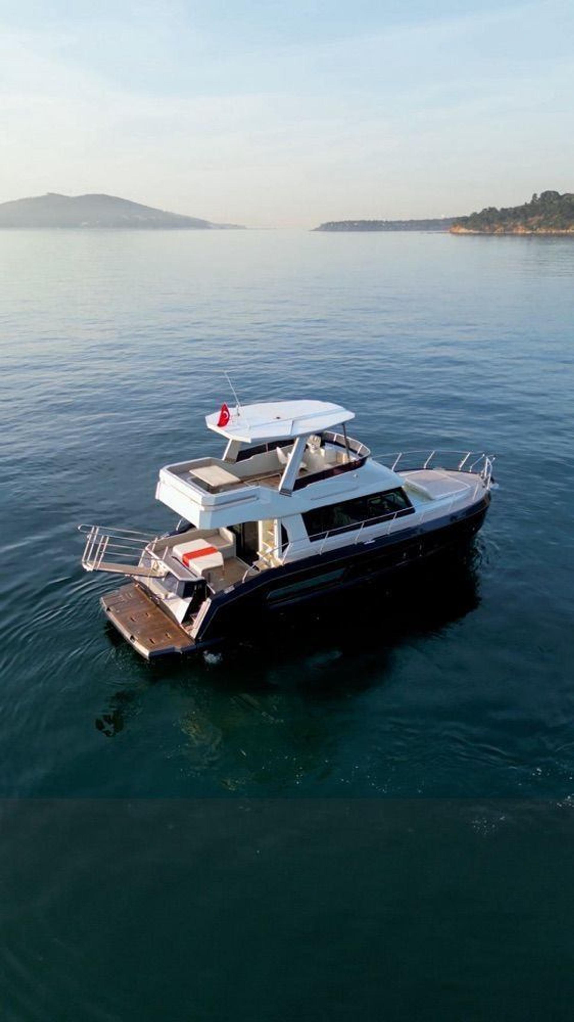 Rental Custom made 13m Motor Yacht - 633 - photo 1