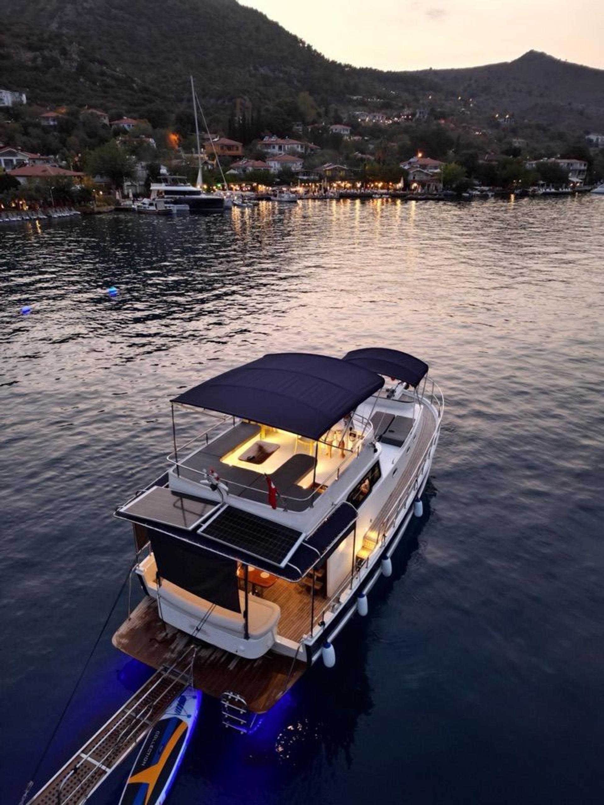 Rental Custom made 14m Motor Yacht - 619 - photo 2