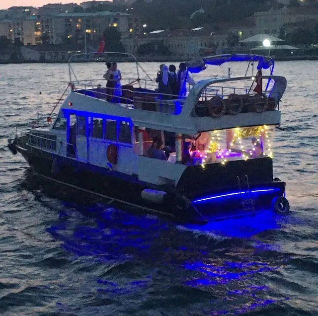 YACHT