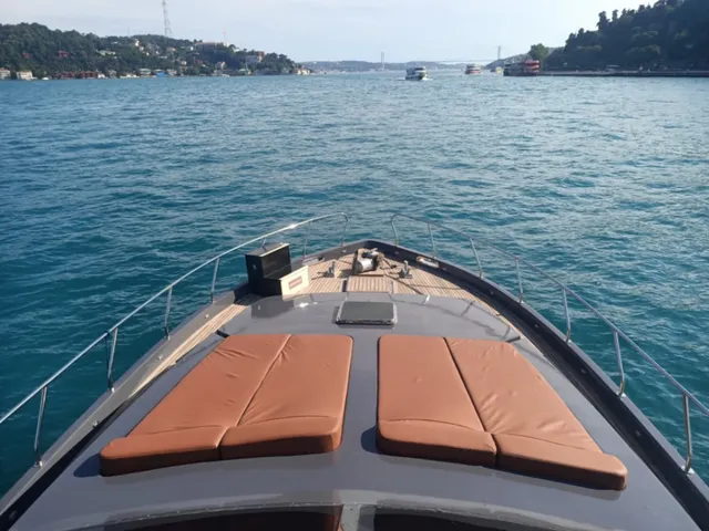 YACHT