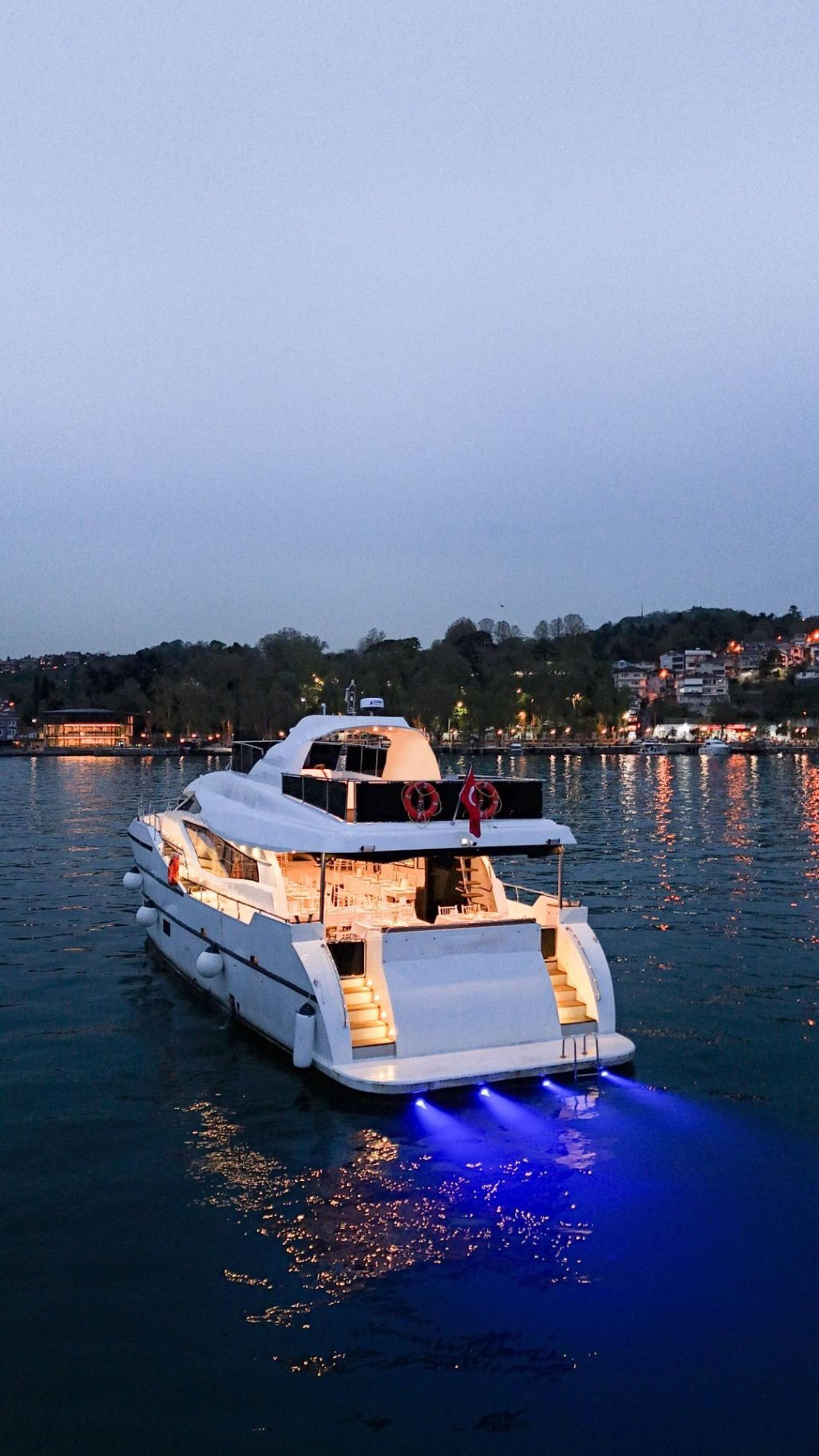 Rental Custom made 22m Motor Yacht - 1107 - photo 3