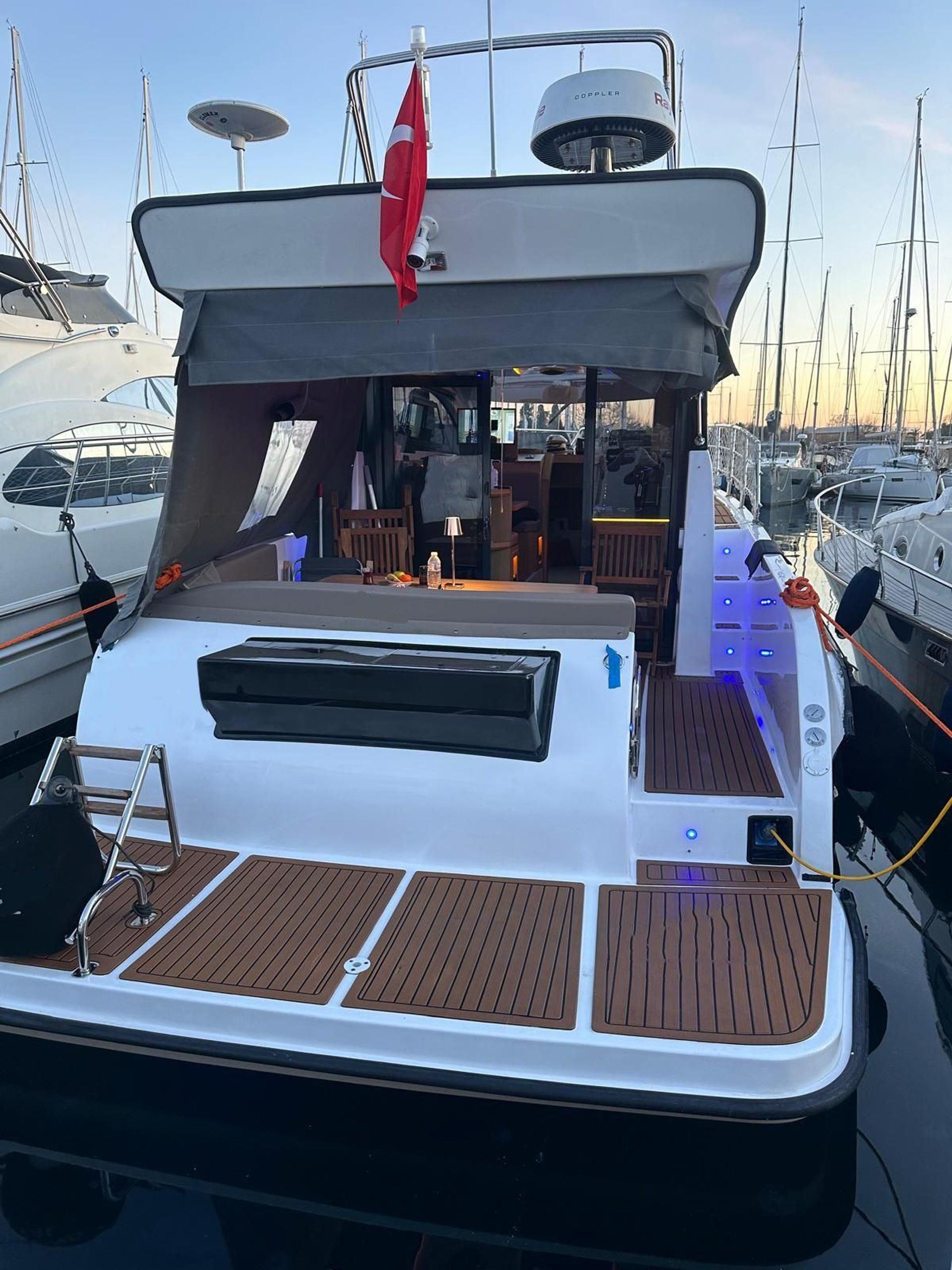 Rental Custom made 11m Motor Yacht - 908 - photo 11