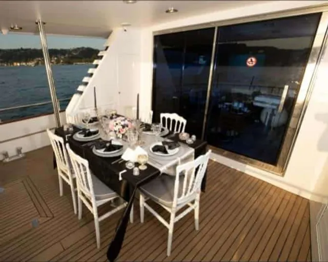 YACHT