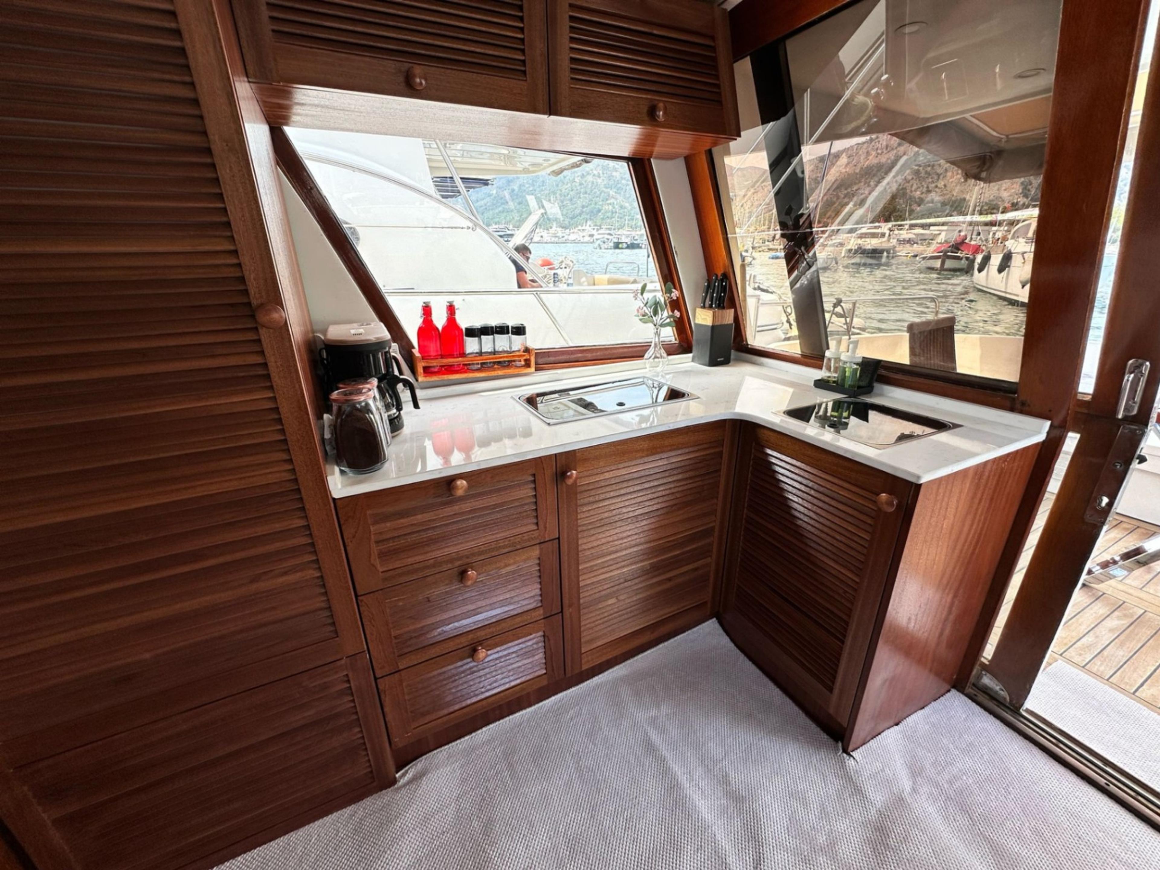 Rental Custom made 14m Motor Yacht - 611 - photo 13