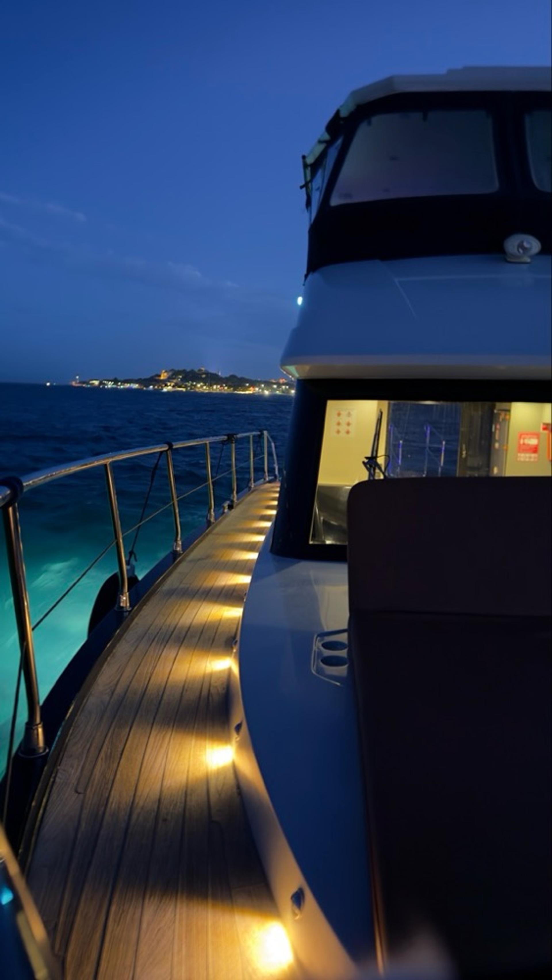Rental Custom made 14m Motor Yacht - 381 - photo 4