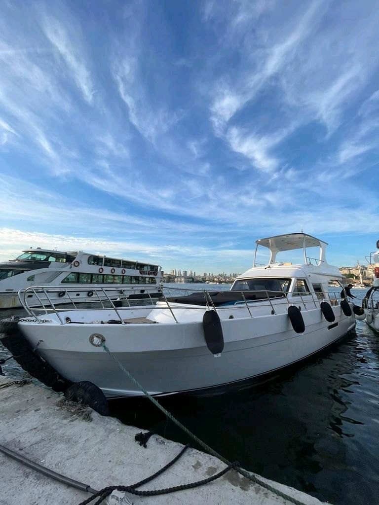 YACHT