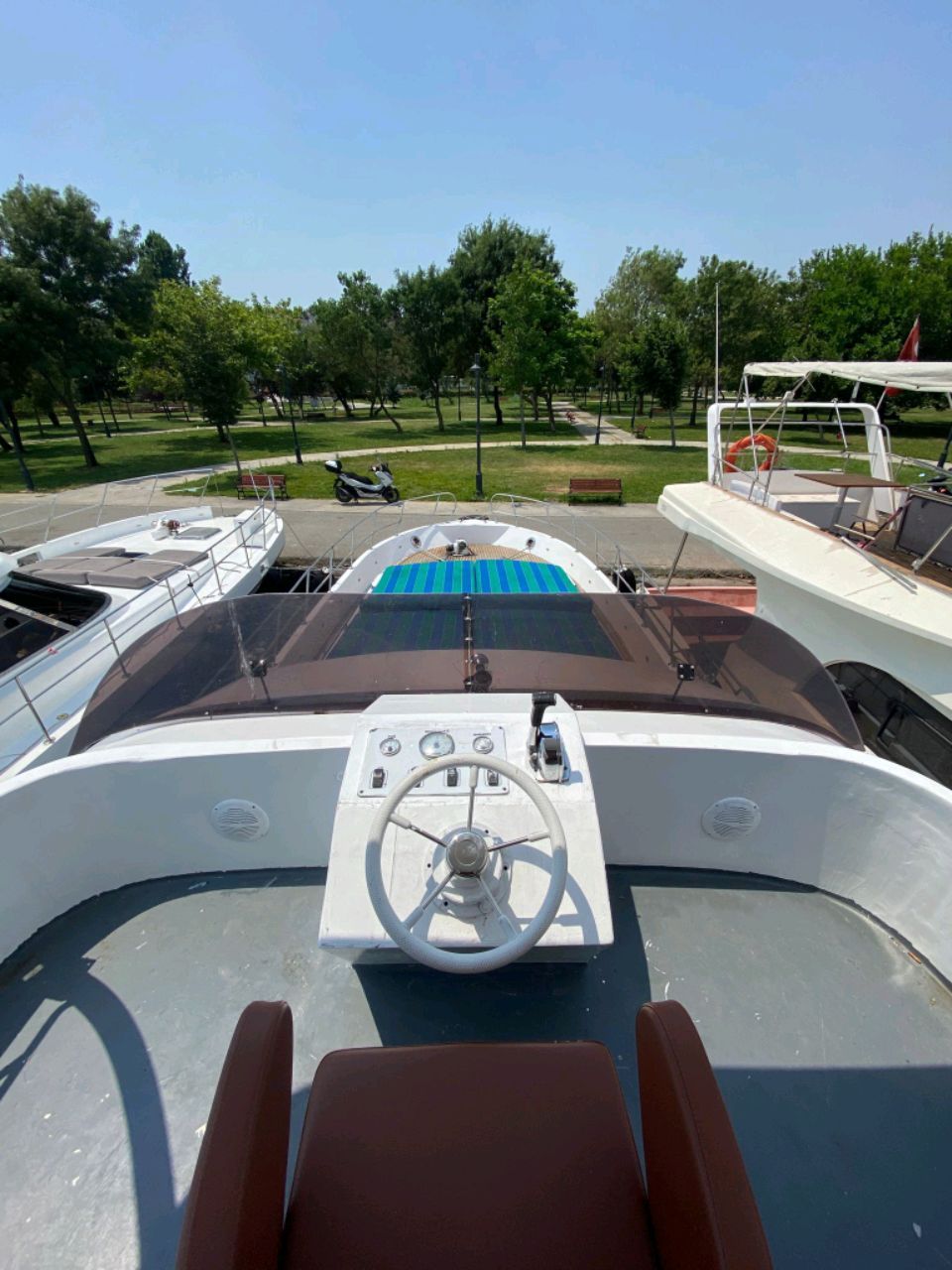 YACHT