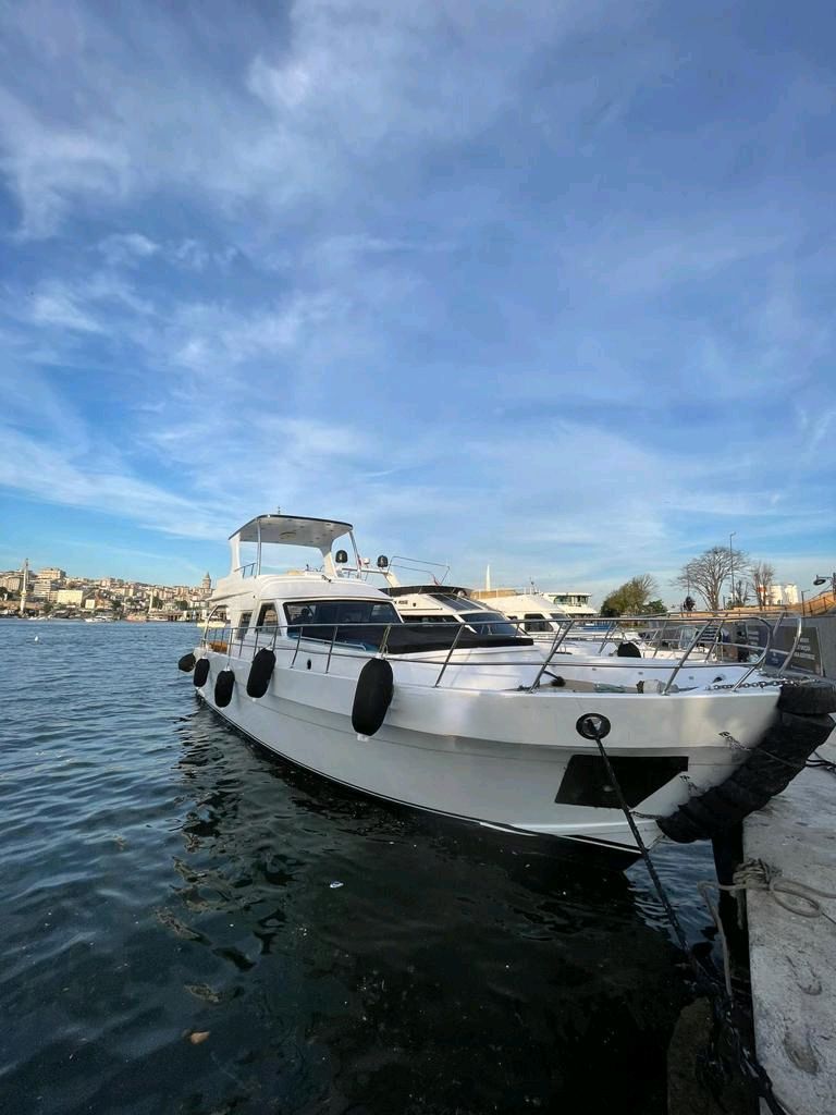 YACHT