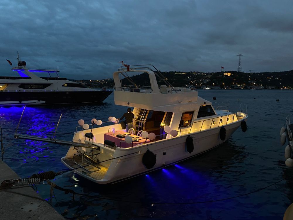 YACHT