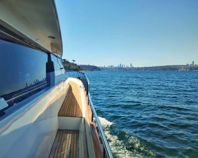 YACHT